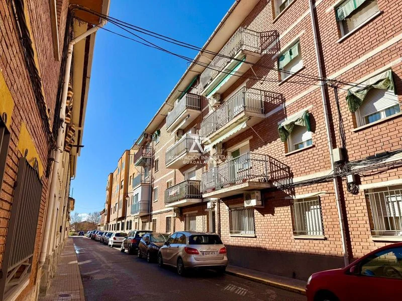 Three-bedroom flat with terrace in Marchamalo