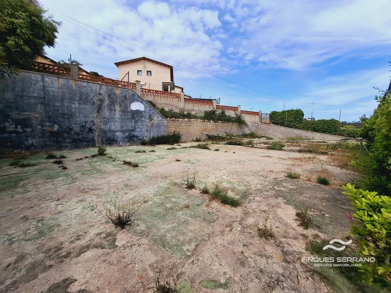 592 m² urban plot with utilities