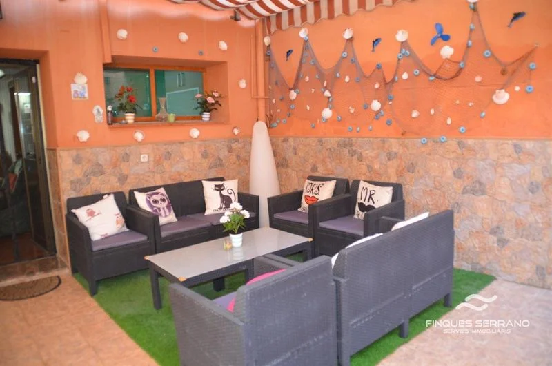 Five-bedroom house in Masllorenç centre