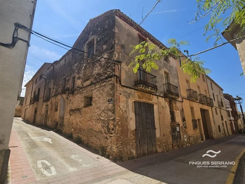 Three-house renovation property in centre