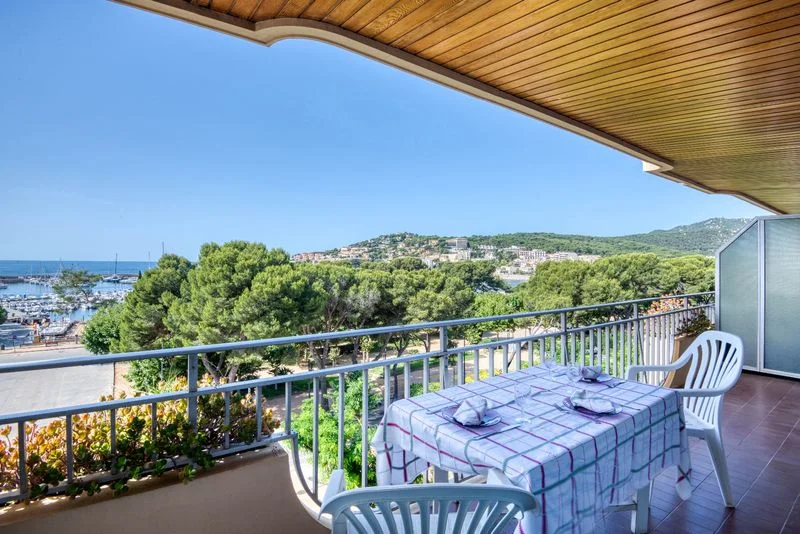 Seafront central flat with three bedrooms