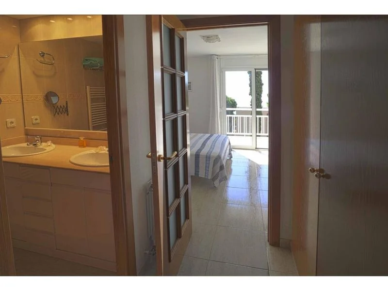 Tourist-licensed apartment with sea views
