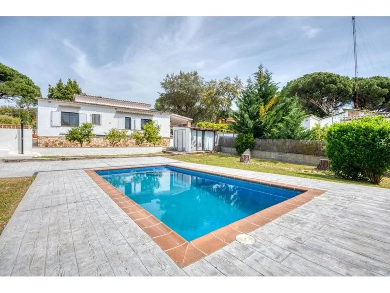 Casa con jardín privado cerca de Bell-lloc