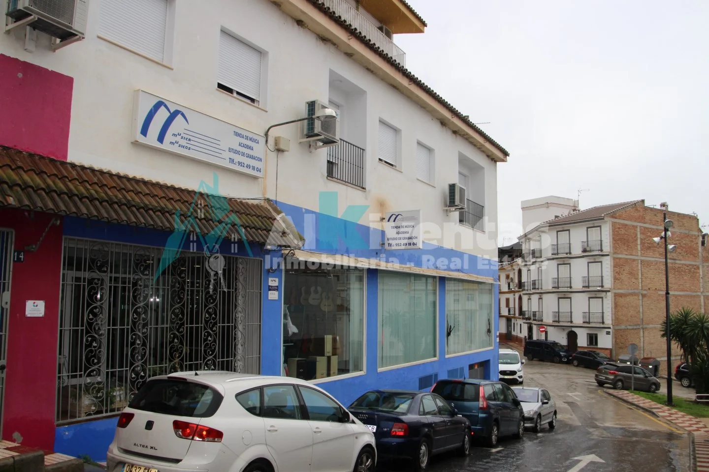 Street-front commercial unit, 290 m²
