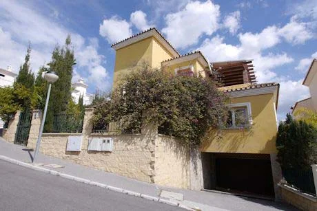 Villa embargada con vistas al mar
