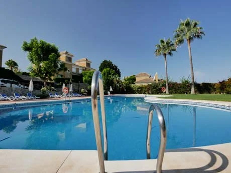Vivienda pareada en Santa Clara con piscina