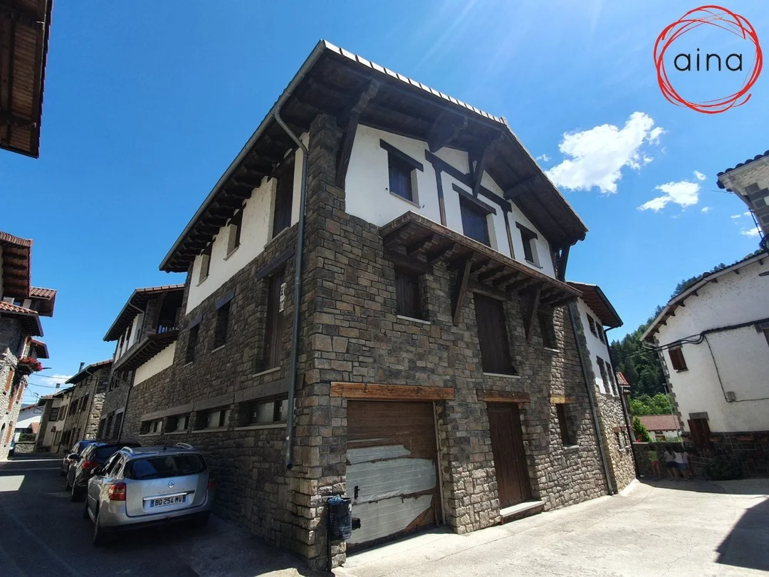 Gran casa de montaña sin terminar, seis dormitorios