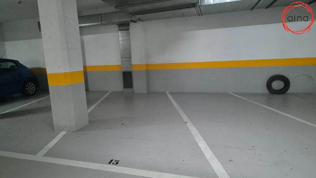 Pamplona garage with 94 m² listed