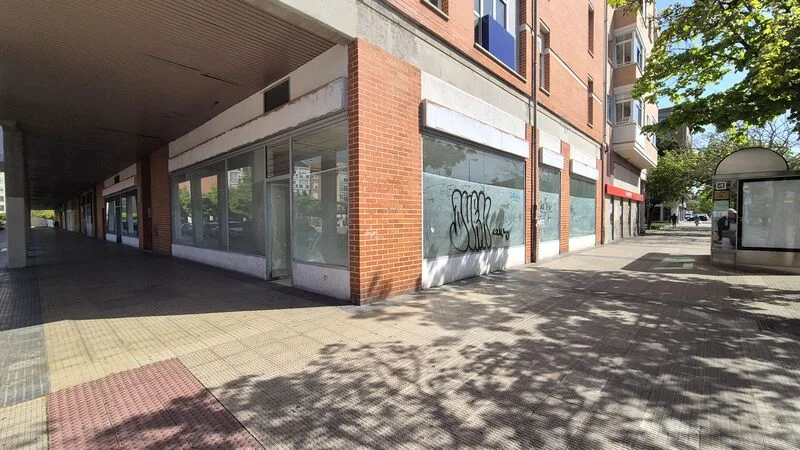 Corner commercial unit, 25m storefront