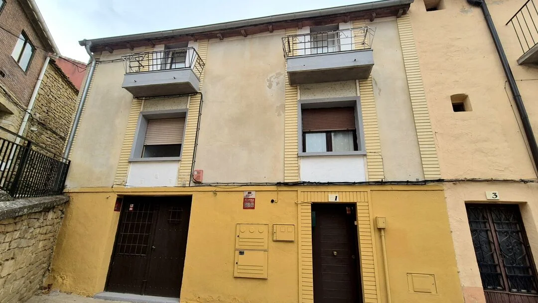 Casa en buen estado con local comercial