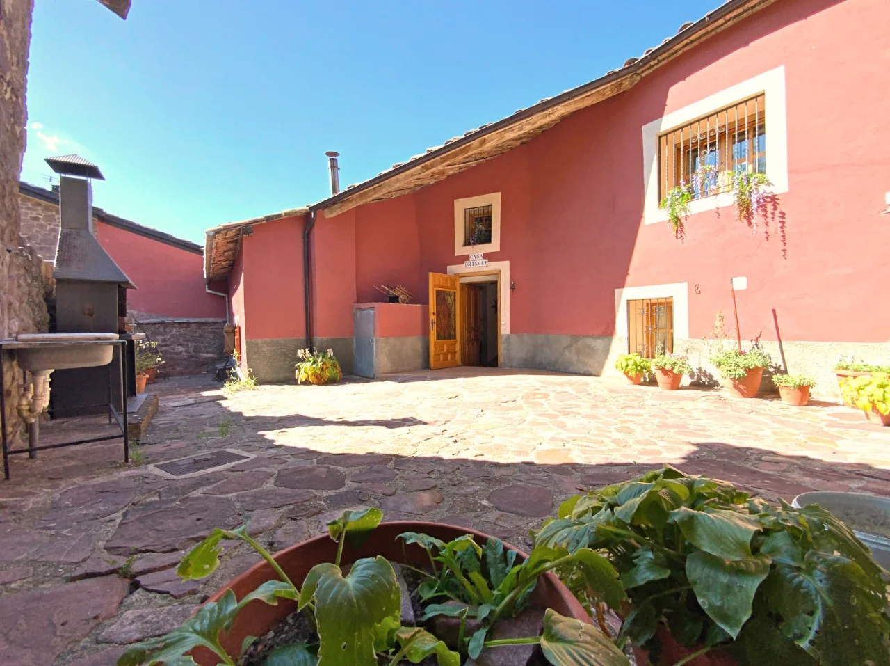 Casa rehabilitada con antiguos graneros