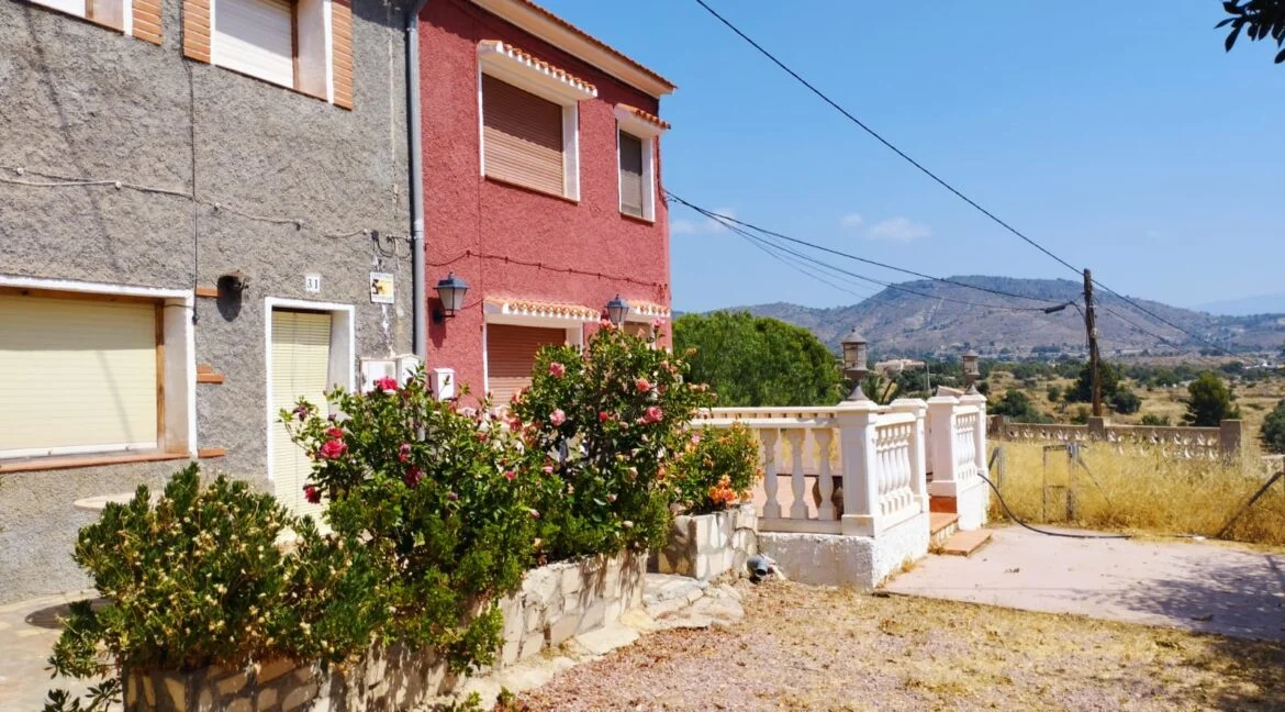Parcela urbana con terreno rural anexo