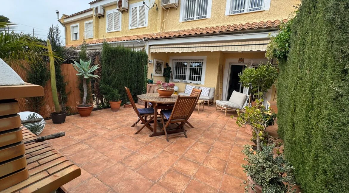 Muchavista duplex townhouse, three bedrooms