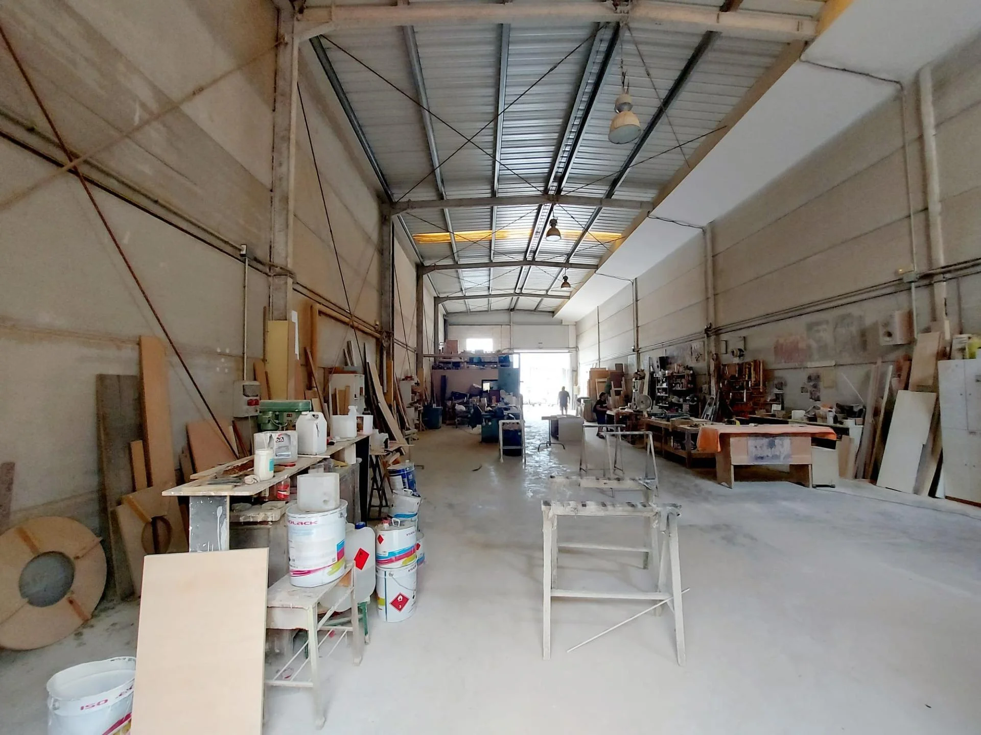 Industrial warehouse with expansion potential