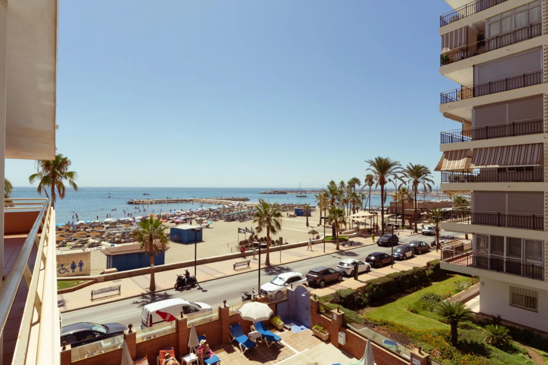Sea-view corner apartment with terrace