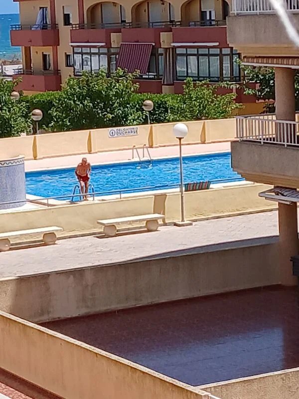 Apartamento costero con terraza y piscina
