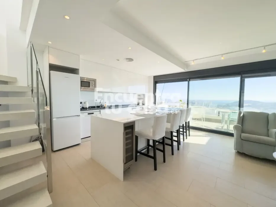 Sea-view duplex penthouse with solarium