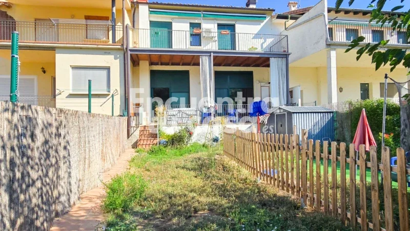 Renovated townhouse with riverside garden