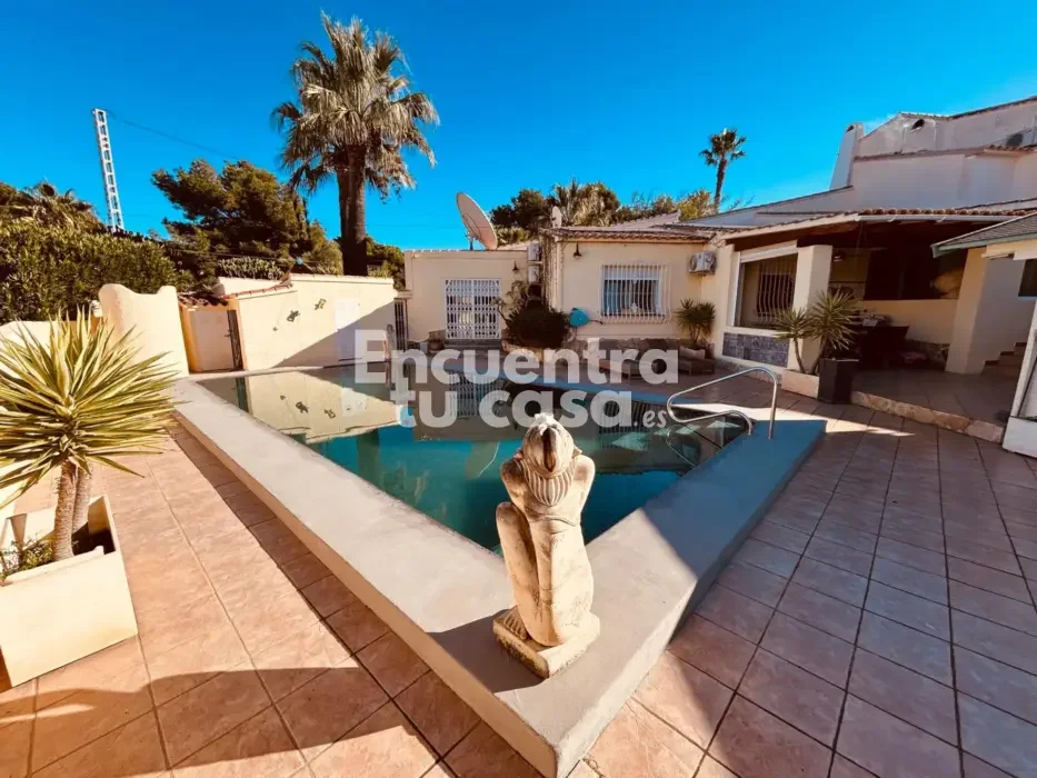 Private-pool chalet on 990 m² plot
