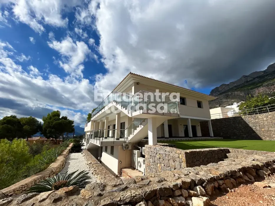 Luxury Altea villa with 450 m² interiors