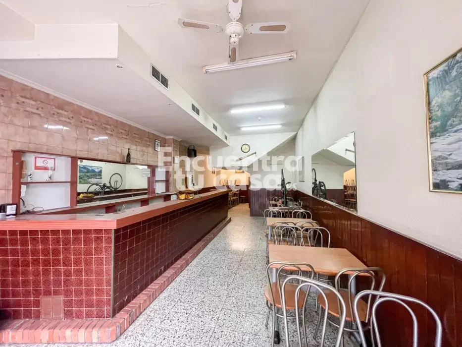 Local comercial visible con dos baños