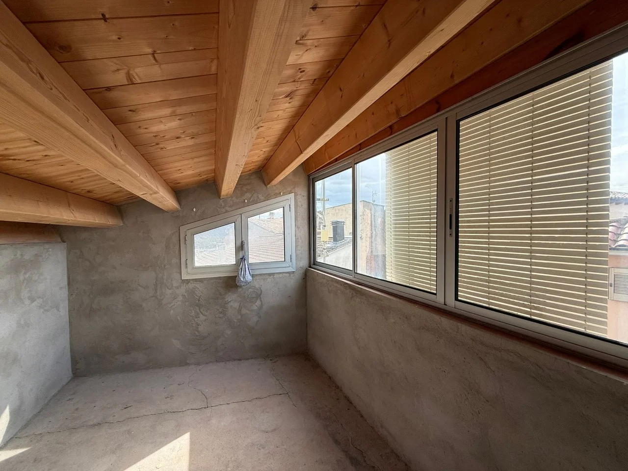 Spacious Talarn house with rustic plots