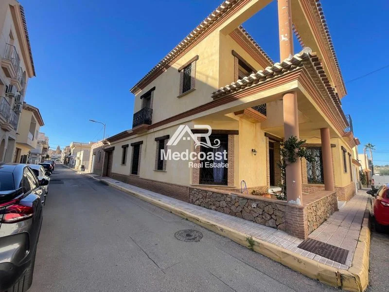 Five-bedroom townhouse in Turre