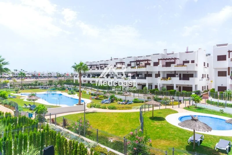 Apartamento nuevo con terraza junto al mar
