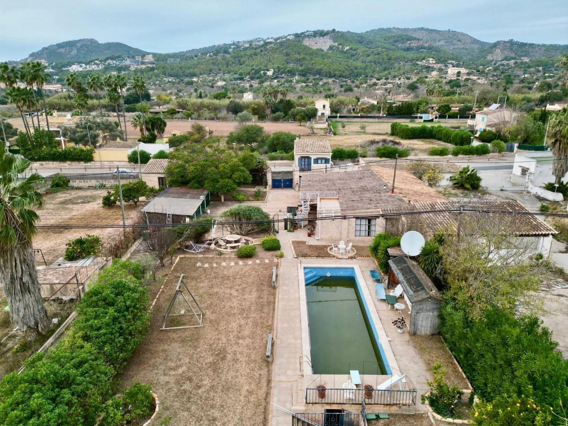 Rural house with pool and large plot