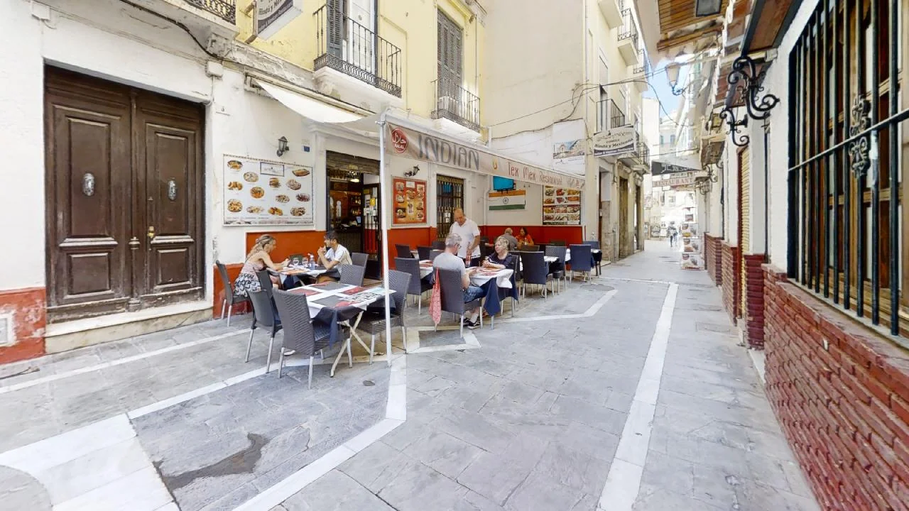 Central Málaga corner commercial premises