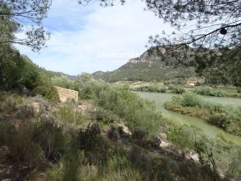 Rural plot with Ebro River views