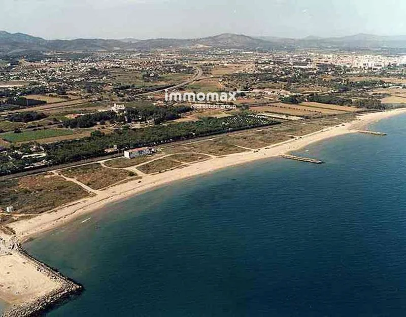 Solar junto a la playa para 12 viviendas