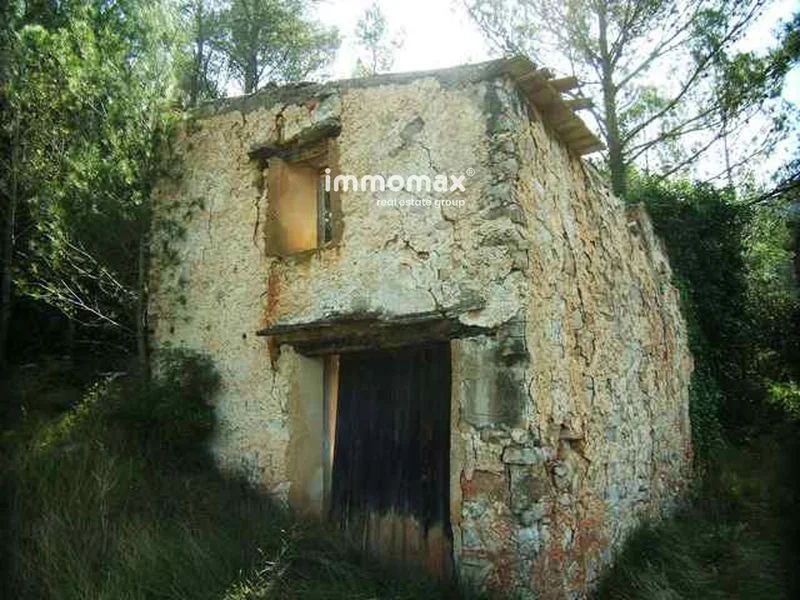 Paüls rustic land with spring water