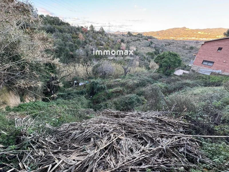 Parcela de 880 m² en Santa Coloma