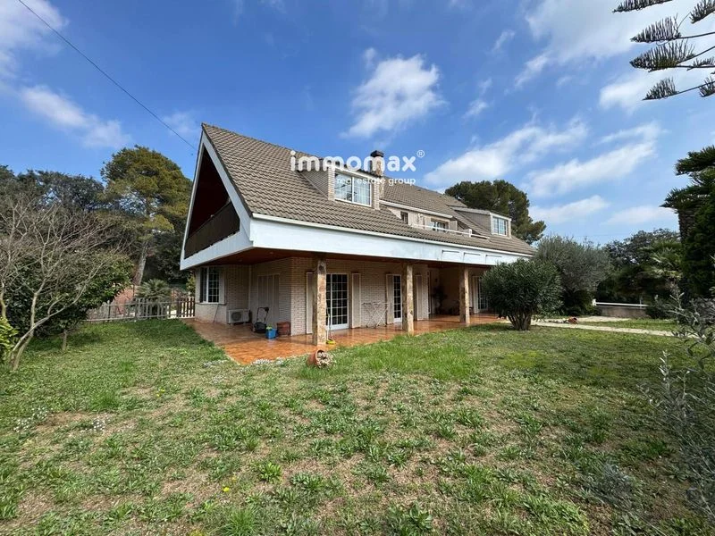 Large five-bedroom house in Can Guell