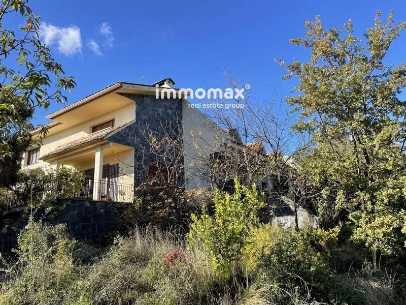 Large Montseny house with private woodland