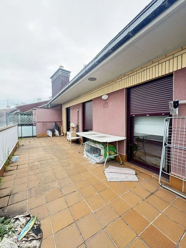 Ático protegido con amplia terraza