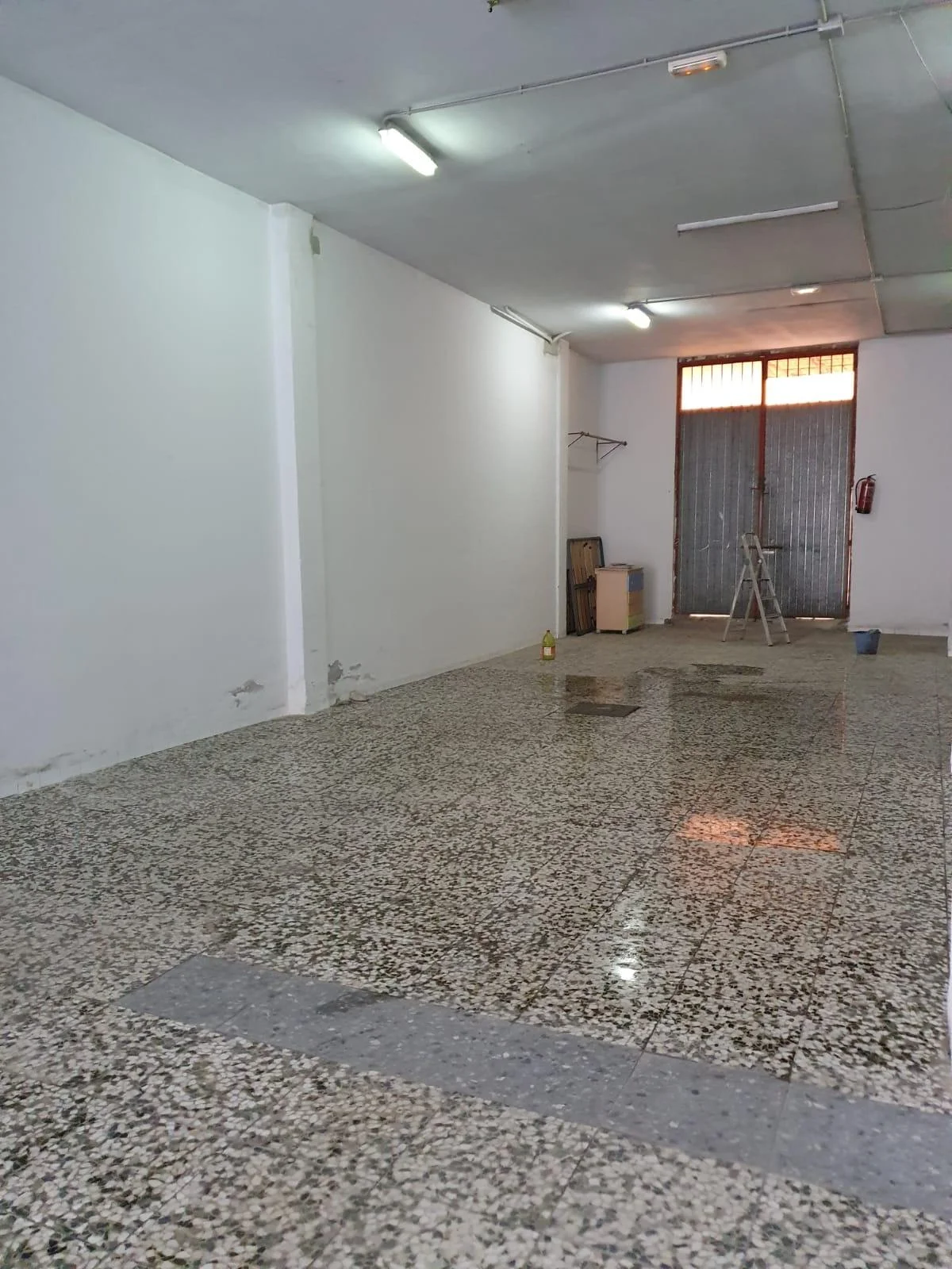 Almacén comercial con potencial urbanístico
