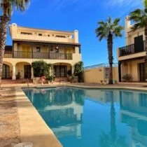 Furnished ground-floor apartment with sea views