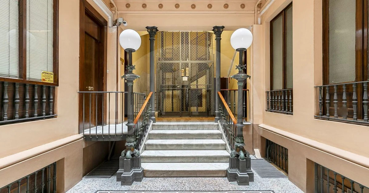 Piso histórico en Eixample con potencial de reforma