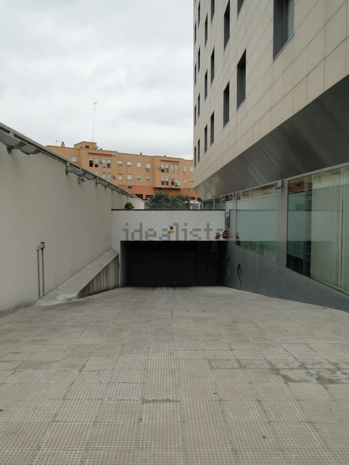 Large covered garage in Algeciras