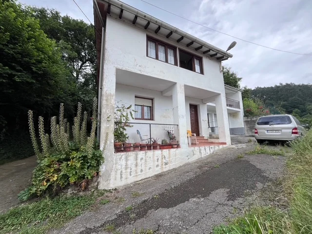 Stone townhouse in Praves, four bedrooms