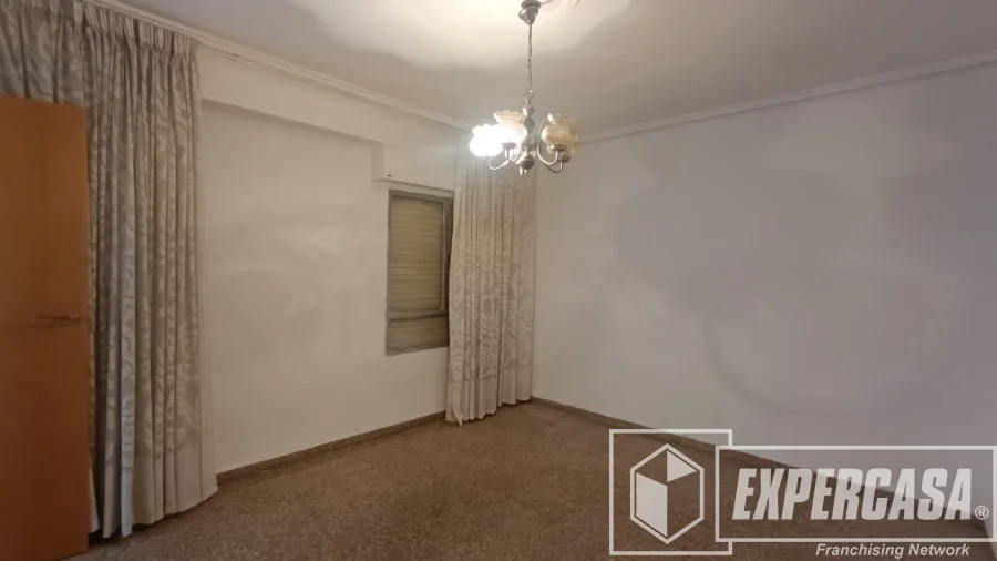 Bright four-bedroom flat with garage