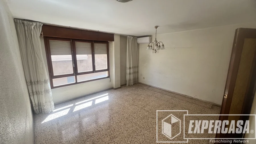 Central four-bedroom flat with balcony