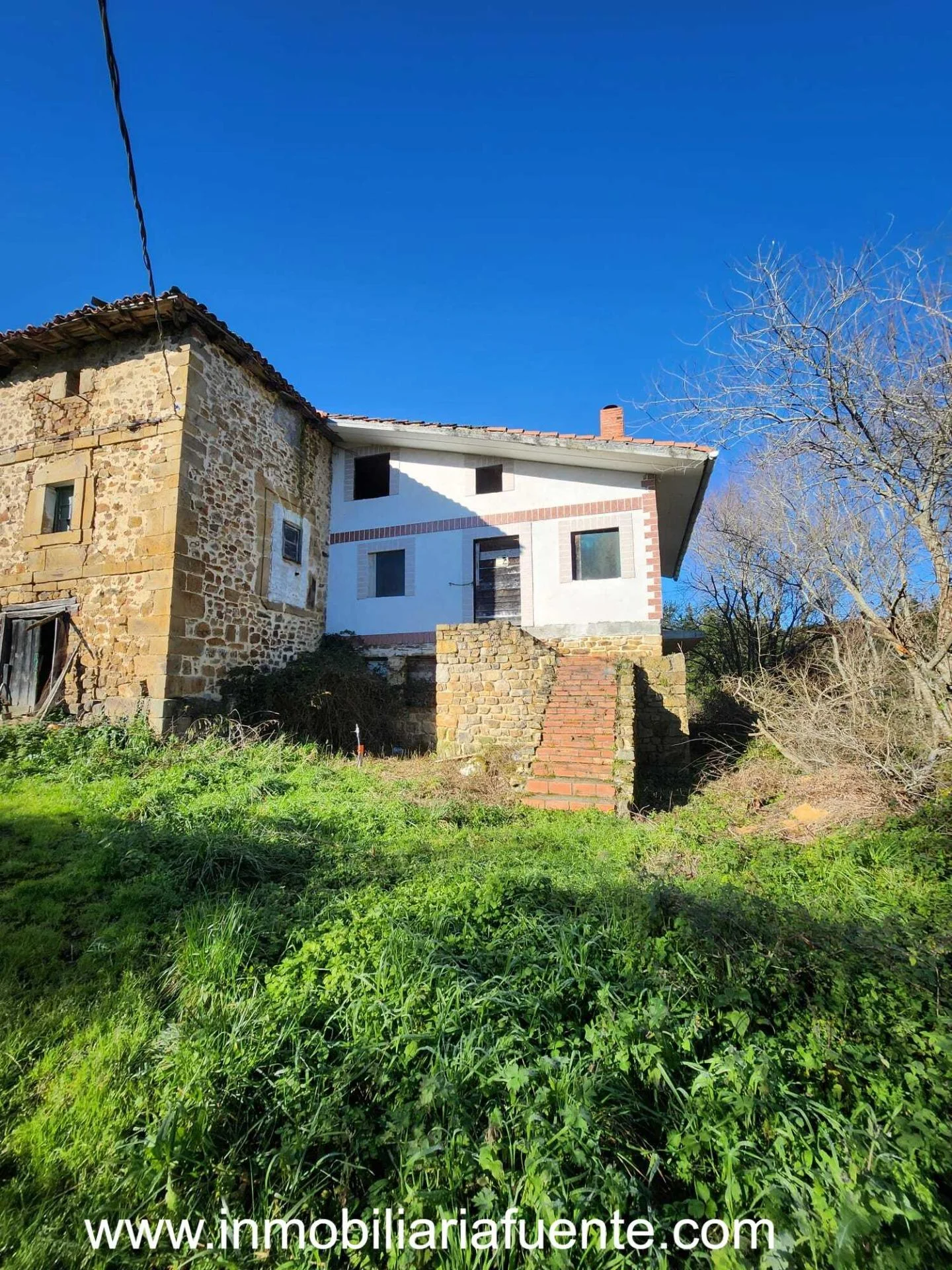 Three-floor house with 1,700 m² land