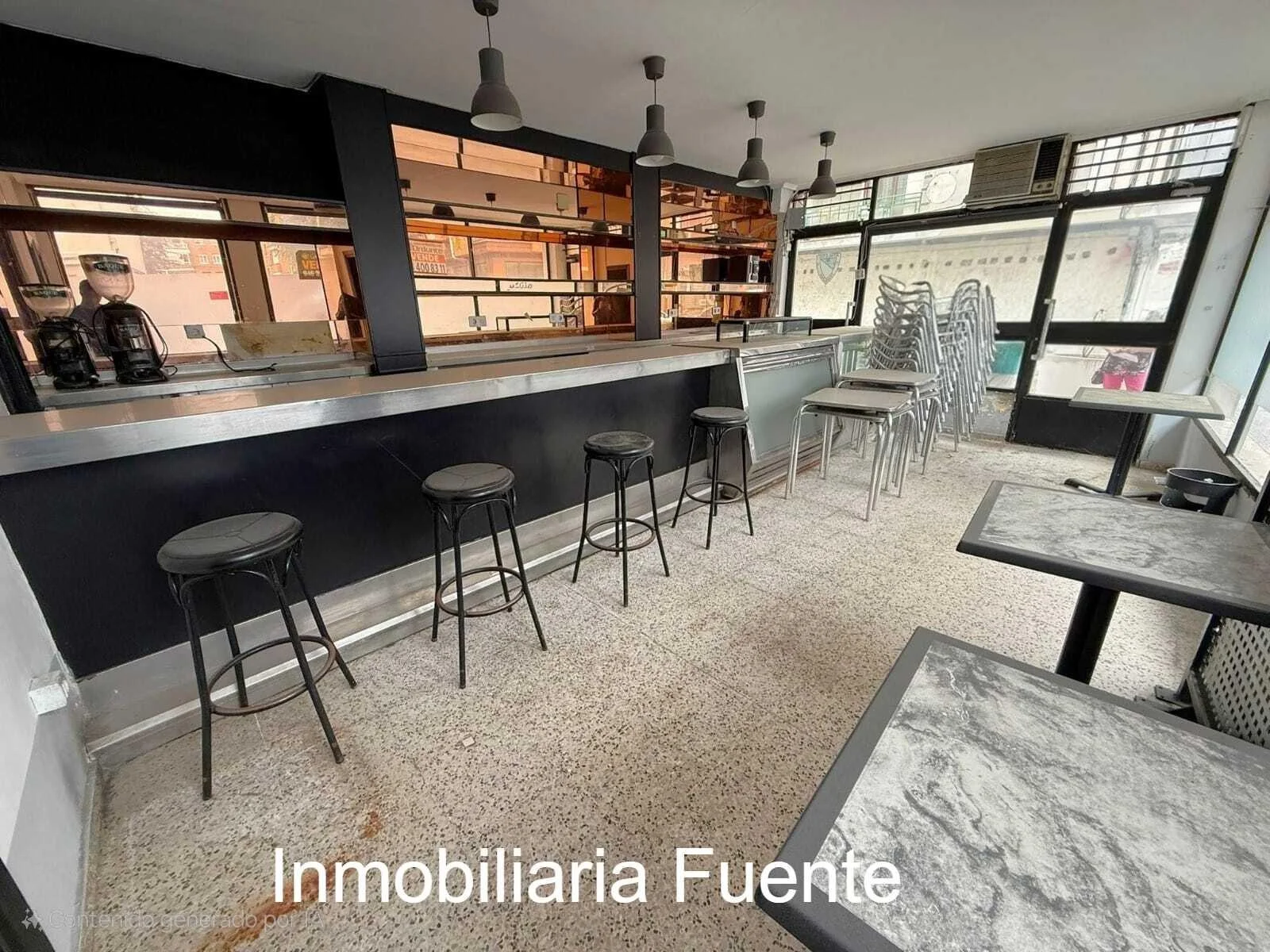 Equipped bar in central Zalla