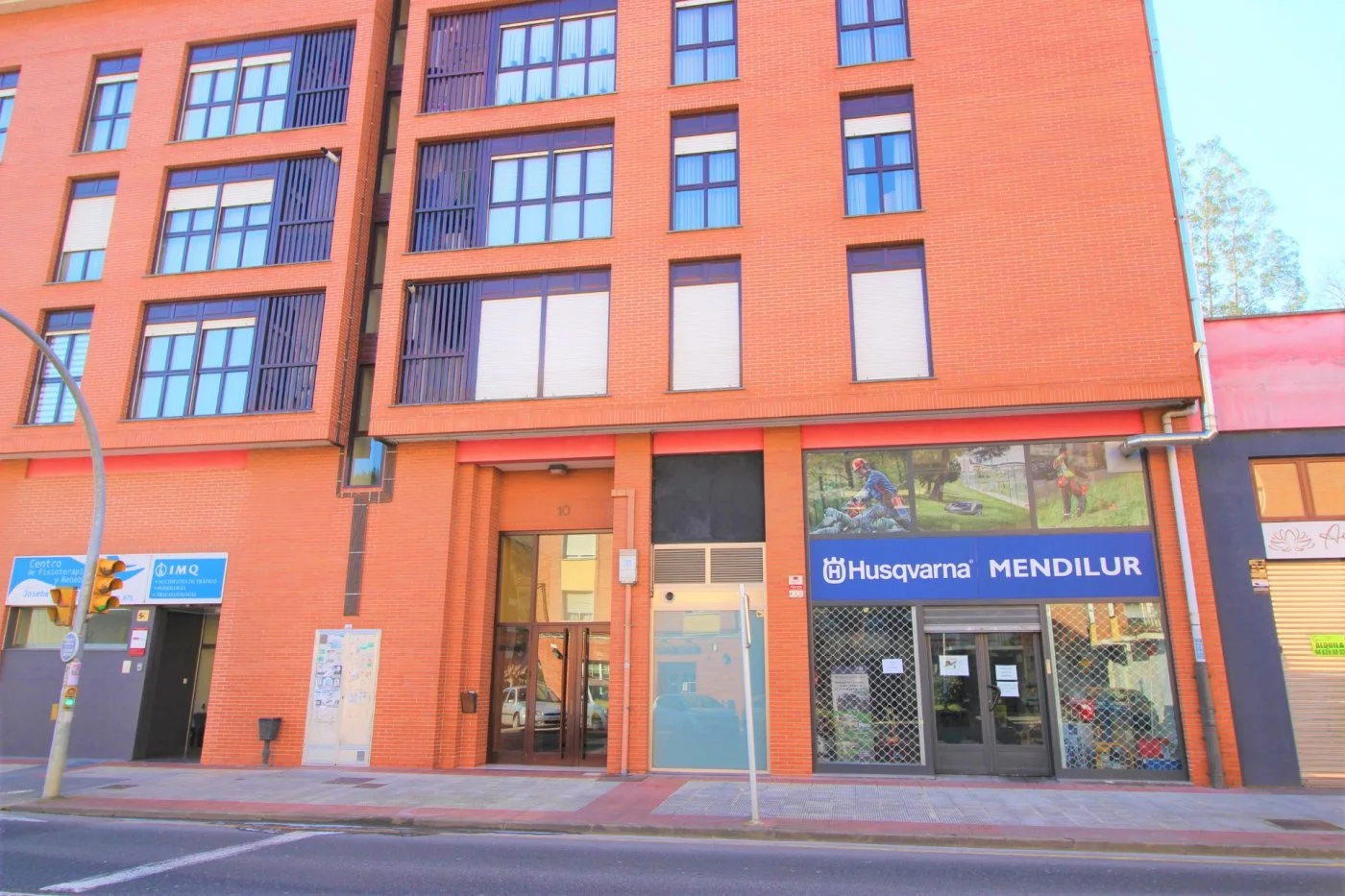 Central commercial workshop with mezzanine