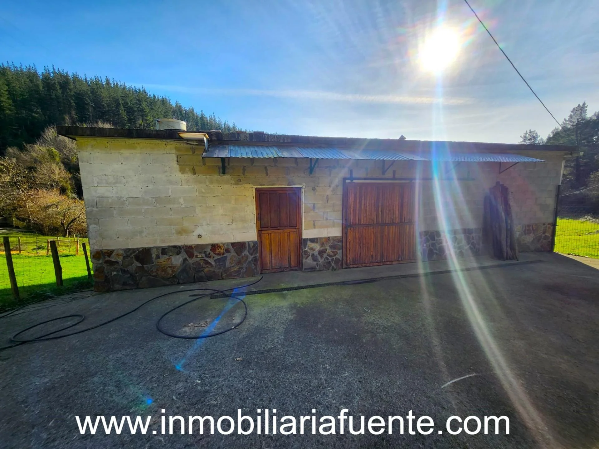 Terreno rural con pabellón de 151 m²