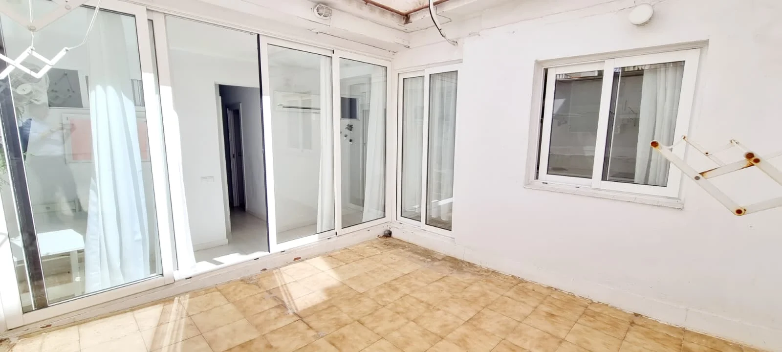 Renovated six-bedroom flat near Camp Nou