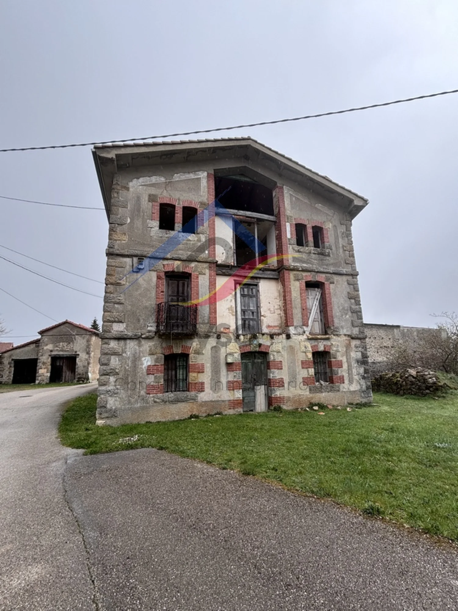 Rural house with 438 m² potential